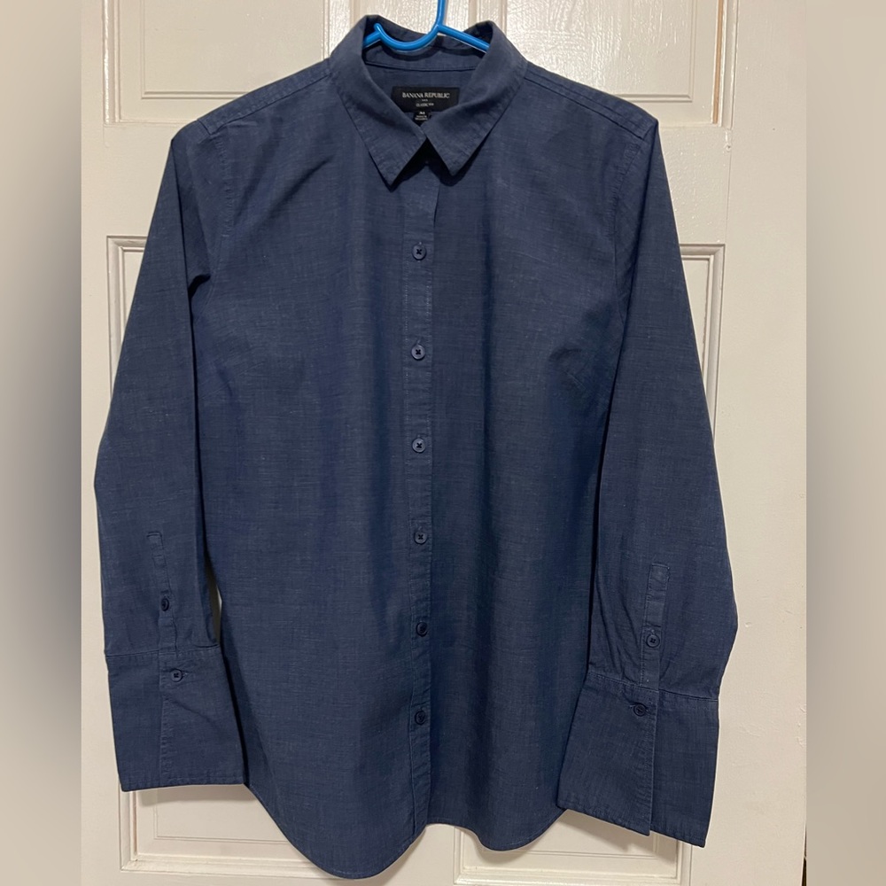 Banana Republic Women’s Denim Button Down Shirt in a Size M.